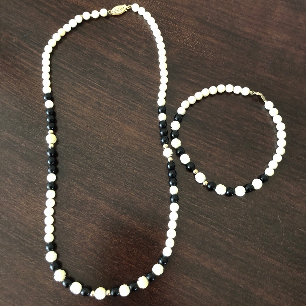 Black and white Hawaiian coral set